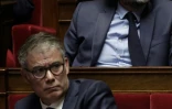 Boris Vallaud, président du groupe socialistes et apparentés à l'Assemblée nationale (en haut) et Olivier Faure, député et premier secrétaire du PS (en bas), siégeant en séance le 27 mai 2025