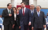 Le vice-président américain JD Vance (c), le chef de l'armée pakistanaise, Asim Munir (g), et le vice-Premier ministre et ministre des Affaires étrangères pakistanais, Mohammad Ishaq Dar, à Islamabad pour des entretiens avec des responsables iraniens, le 11 avril 2026