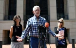 Diane Foley (g), mère du journaliste assassiné James Foley, et Carl et Marsha Mueller, les parents de Kayla Mueller, devant le tribunal fédéral d'Alexandria, où est jugé Shafee el-Sheikh, membre des "Beatles" du groupe jihadiste Etat islamique (EI), le 19 août 2022 en Virginie 
