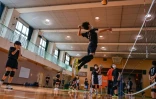 Des jeunes joueurs lors d'une séance d'entraînement d'un club de volley-ball à Tokyo, le 13 avril 2024