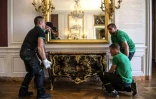 Une commode en laque noire du Japon, oeuvre de l'ébéniste Bernard II Van Riesen Burgh, retrouve sa place dans la chambre de la Dauphine, le 5 juillet 2019 au Château de Versailles