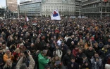 Des manifestants opposés aux restrictions sanitaires défilent le 20 mars 2021 à Belgrade (Serbie)