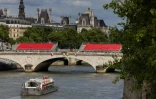 Des tribunes en cours d'installation sur le parcours de la prochaine cérémonie d'ouverture des Jeux olympiques Paris, le 10 juillet 2024 