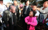Le ministre de l'Education nationale Jean-Michel Blanquer rencontre des élèves et des pare,nts lors de la visite d'une école à Saint-Denis de la Réunion, le 18 août 2017