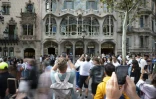 Des touristes devant la Casa Batllo, une création d'Antoni Gaudi, à Barcelone, le 11 octobre 2024, en Espagne