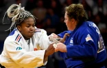 La Française Romane Dicko face à l'Israélienne Raz Hershko, lors de leur combat en finale (+78 kg) aux Championnats d'Europe de judo, le 1er mai 2022 à Sofia