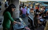 La DJ Sally Beltran mixe dans un bar à La Havane, le 22 mai 2022 à Cuba