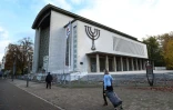 Des piétons passent devant la grande synagogue de la paix, le 15 novembre 2023 à Strasbourg