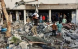Des Palestiniens déplacés récupèrent leurs biens au milieu des décombres, dans la cour de l'école al-Farabi transformée en abri, touchée par une frappe israélienne, dans la ville de Gaza, le 7 septembre 2025