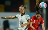 L'Allemande Klara Bühl (g) à la lutte avec l'Autrichienne Laura Zadrazil, le 21 juillet 2022 à Brentford 