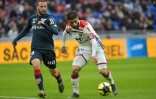 L'attaquant de l'OL Nabil Fékir (d) devant le milieu de Dijon Jordan Marié, le 6 avril 2019 à Décines-Charpieu, près de Lyon 