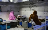 Des mères et leurs nouveaux-nés à la maternité gérée par Médecins sans frontières de Khost, le 8 décembre 2023 en Afghanistan