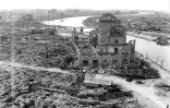 La ville japonaise de Hiroshima en novembre 1945, trois mois après le bombardement nucléaire