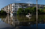Evacuation des habitants de zones inondées à Kherson, le 7 juin 2023 en Ukraine, après la destruction partielle du barrage de Kakhova
