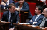 Le ministre de l'Economie Emmanuel Macron et le Premier ministre Manuel Valls lors des questions au gouvernement le 22 juin 2016 à l'Assemblée natonale à Paris