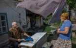 Vassyl Davidov, ancien "liquidateur" après la catastrophe nucléaire de Tchernobyl, et son épouse lors d'un entretien avec l'AFP, le 13 août 2022 à Vychtchetarassivka (Ukraine)