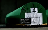 Le cercueil contenant la mâchoire d'Hasib Omerovic, une des victimes du massacre de Srebrenica en 1995, au Centre mémoriel de Srebrenica-Potocari, en Bosnie, le 9 juillet 2025
