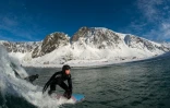 Un surfeur, à Unstad dans les îles norvégiennes Lofoten, le 9 mars 2016