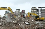 Des ouvriers récupèrent du métal sur un chantier de démolition à Hanoï, le 18 mai 2026