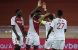 Le défenseur monégasque Axel Disasi, félicité par ses coéquipiers, après avoir égalisé (1-1) contre le PSV Eindhoven, lors du 3e tour préliminaire aller de la Ligue des Champions, le 2 août 2022 au Stade Louis II