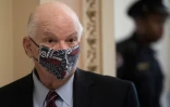 Le sénateur démocrate Ben Cardin porte un masque en marge d'un vote pour approuver un nouveau plan d'aide de près de 500 milliards de dollars pour secourir l'économie américaine, frappée par la pandémie de coronavirus, le 21 avril 2020