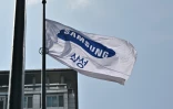 Un drapeau de Samsung flotte sur un bâtiment du groupe à Séoul, en juillet 2022