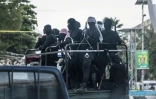 Des hommes armés masqués sans insigne visible circulent en camion à Stone Town au lendemain du scrutin présidentiel contesté en Tanzanie le 30 octobre 2025