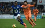 Le défenseur de Strasbourg Lamine Koné (g) à la lutte avec le milieu de Lyon Martin Terrier en Ligue 1, le 9 mars 2019 à Strasbourg