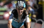 Le leader de l'AG2R Romain Bardet franchit la ligne d'arrivée de la 11e étape du Tour à la Rosière, dans les Alpes, le 18 juillet 2018