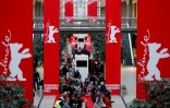 Le public fait la queue pour acheter des tickets d'entrée pour le 70ème festival du film de Berlin le 17 février au Potsdamer Arkaden mall de Berlin.

