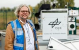 Johann Dauer, responsable de la recherche sur les drones au sein de l'Institut des systèmes de vol du DLR, lors d'une présentation du programme "Custodian" à Cochstedt, en Allemagne, le 8 octobre 2025