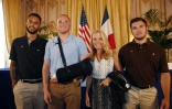 L'ambassadeur des Etats-Unis en France, Jane Hartley, pose avec les militaires américains passagers du Thalys ayant empêché l'attaque, le 23 août 2015 (de gauche à droite: Anthony Sadler, Spencer Thone, l'ambassadeur Jane Hartley, Alek Skarlatos)