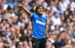 Le nouvel entraîneur de l'Inter Milan Antonio Conte donne des consignes à ses joueurs opposés à Tottenham, le 4 août 2019 à Londres