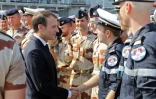 Le président français Emmanuel Macron rend visite aux troupes françaiseq sur une base navale à Abou Dhabi, le 9 novembre 2017