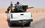 Des membres des forces gouvernementales sont assis à l'arrière d'un pick-up armé à Bir Qabaqib, à plus de 40 km de Deir Ezzor, le 4 septembre 2017 