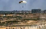 Des Palestiniens se précipitent pour récupérer de l'aide humanitaire parachutée au-dessus de Nousseirat, dans le centre de la bande de Gaza, le 5 août 2025