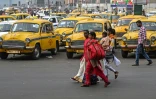 Des taxis Ambassador garés près d'une gare à Calcutta, le 5 février 2025 en Inde