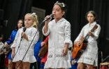 Des fillettes participent à un atelier de "repentismo", dans une école dédiée à cette tradition orale de joute poétique, dans la ville de Güines, le 16 février 2025