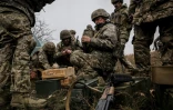 Des militaires ukrainiens de la 24e brigade mécanisée améliorent leurs compétences tactiques sur un terrain d'entraînement dans la région de Donetsk, le 6 novembre 2024 