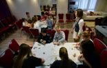 Des mères et leurs enfants, évacués de Belgorod, participent à un atelier de sculptures en argile dans une salle de l'hôtel où ils sont hébergés, le 11 janvier 2024 à Stary Oskol, en Russie