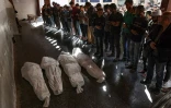 Des habitants de Gaza prient devant les corps de victimes d'une frappe israélienne sur un immeuble du quartier de Shoujaiya, à Gaza-ville, dans la cour de l'hôpital de Al-Ahli Arab, le 10 avril 2025