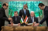 Azzam al-Ahmad (R) du Fatah et Saleh al-Arouri (L) du Hamas signent un accord de réconciliation au Caire le 12 octobre 2017