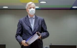 Le négociateur européen pour le Brexit Michel Barnier tient le classeur contenant les 2000 pages de l'accord du Brexit, le 25 décembre 2020 à Bruxelles