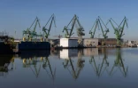 Des grues du chantier naval de Gdansk, le 6 mars 2026