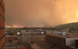 De la fumée s'élève au dessus de la ville de Fort McMurray ravagée le 3 mai 2016 par un incendie