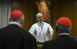 Photo diffusée par les médias du Vatican, le 10 mai 2025, du pape Léon XIV lors d'une rencontre avec des cardinaux au Vatican