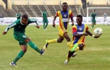Les Hearts of Oak ghanéens (d) aux prises avec un joueur libyen d'Al-Ahli (g), lors d'un match amical au stade international de Tripoli, le 15 décembre 2015