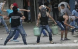 Des jeunes palestiniens s'opposent aux forces de sécurité israéliennes à Qalandia (Cisjordanie), le 6 octobre 2015