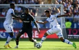 Le milieu brésilien Gerson (c) entre les Auxerrois Birama Touré (g) et Nuno Da Costa (d), le 3 septembre 2022 à Auxerre 