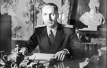 Maurice Papon à son bureau de préfet de la Corse, en janvier 1947